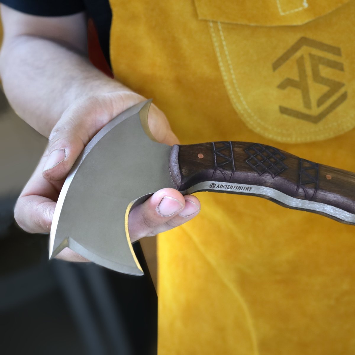 Compact tomahawk "Tahu" with wooden handle from AncientSmithy
