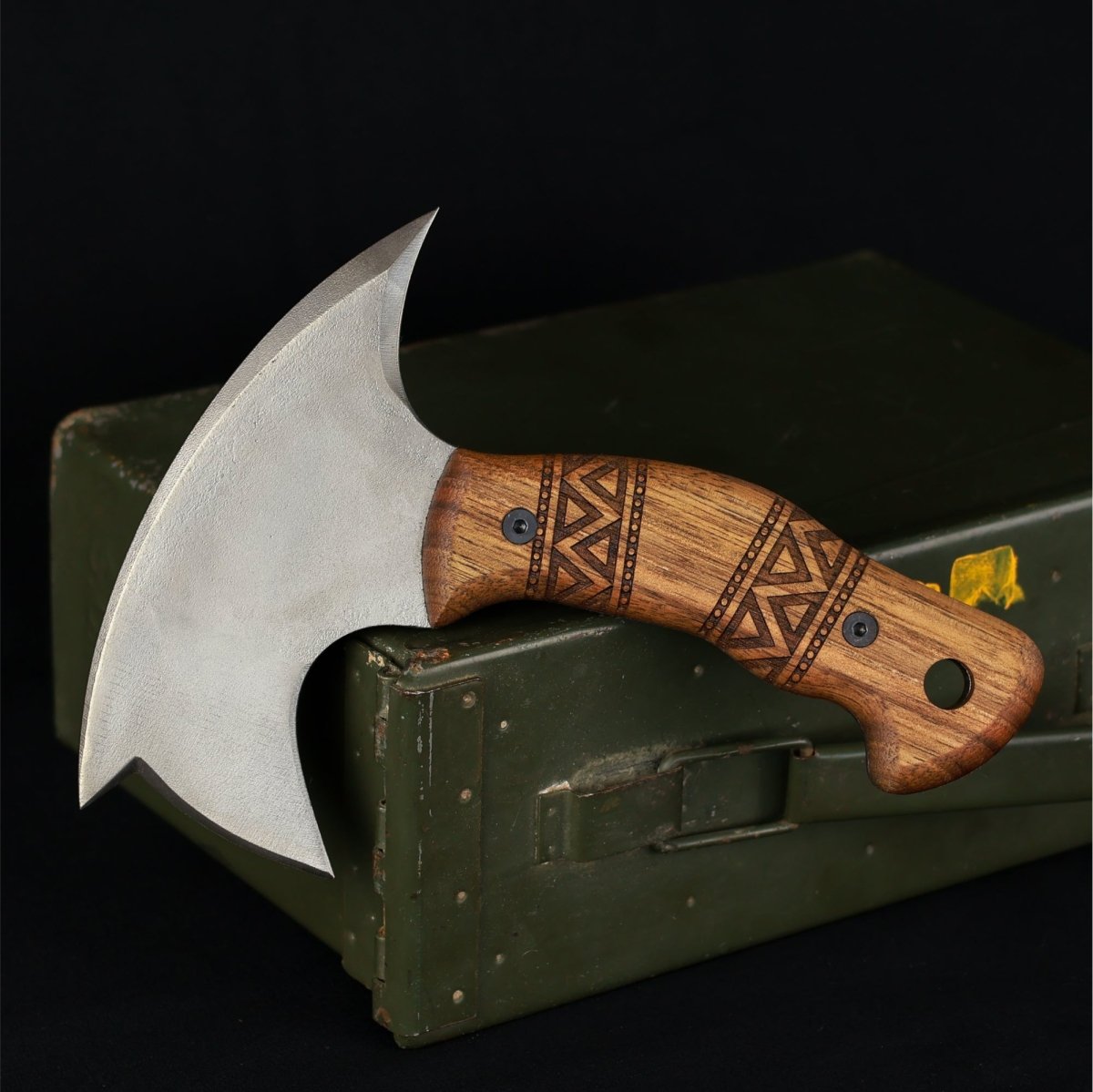 Compact tomahawk "NIKIDO" with engraved handle from AncientSmithy